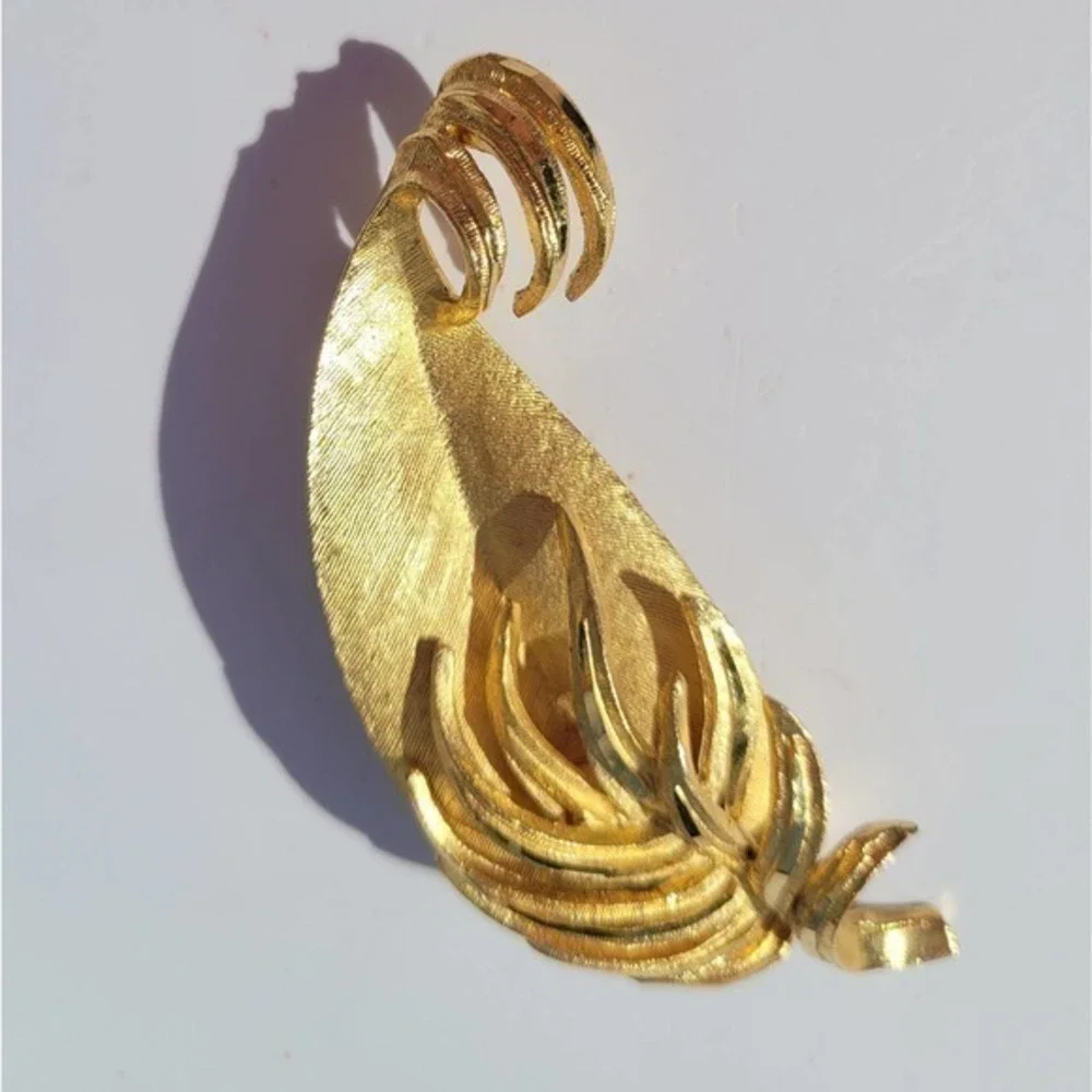 Vintage Mid Century Signed BSK Gold Tone Textured Finish Lapel‎ Leaf Pin Brooch